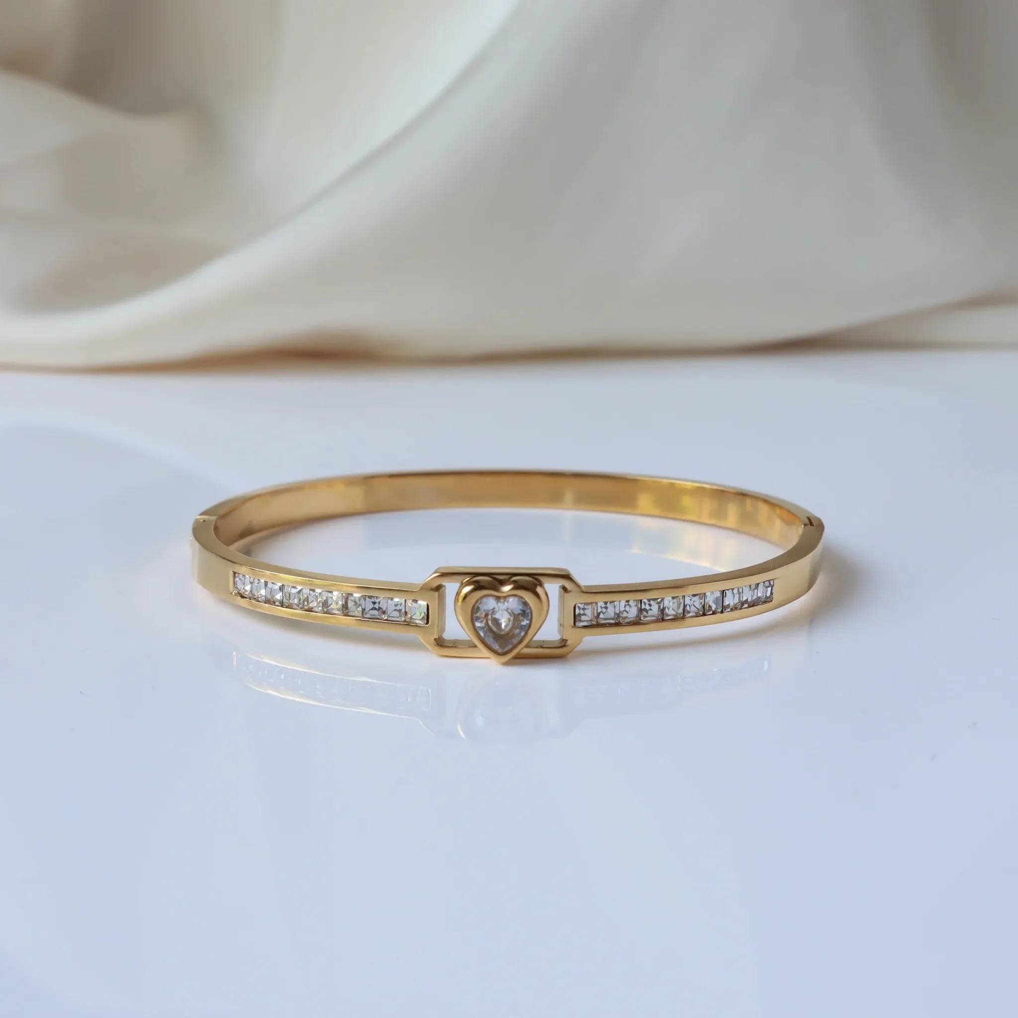 Heart Oasis Sleek 18K Gold Plated Bangle